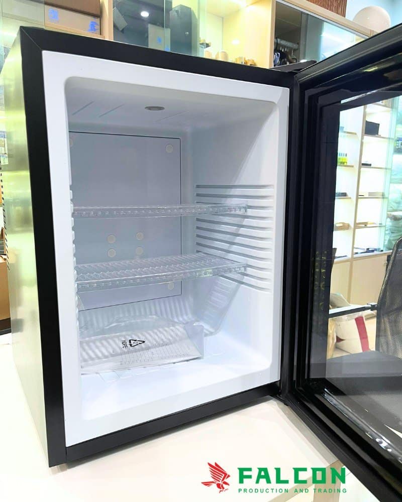 Tủ minibar thiết kế cánh kính giúp dễ dàng thấy được thực phẩm bên trong 